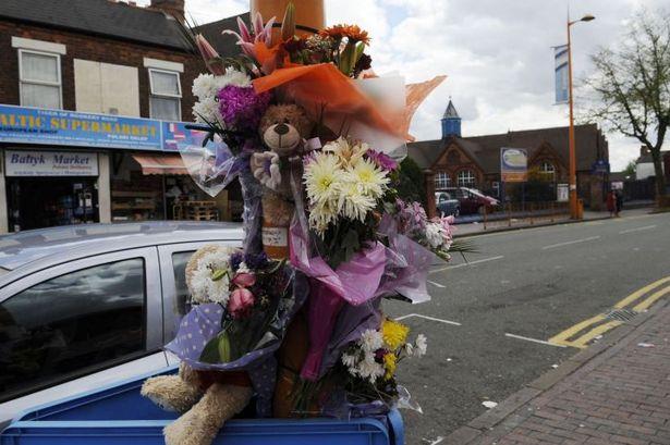 Matka płakała trzymając w ramionach syna potrąconego przez samochód.