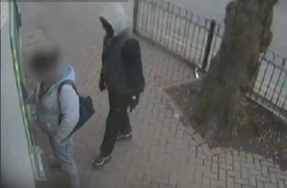 Nożownik atakujący przy bankomatach trafił za kratki