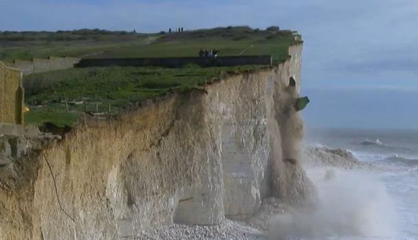 Odwiedzasz East Sussex? - Nie zbliżaj się do krawędzi klifów.