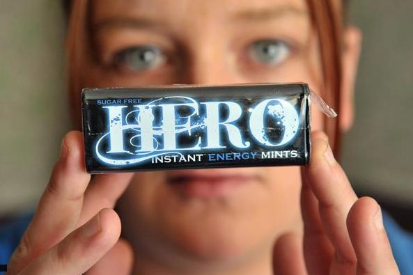 Mężczyzna zmarł po przedawkowaniu kofeiny zawartej w miętówkach