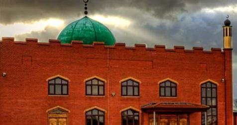 Obraźliwe graffiti na ścianie meczetu