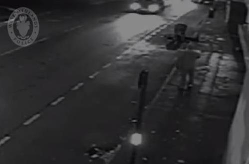 Video: Złodzieje kopią nieprzytomnego mężczyznę w głowę