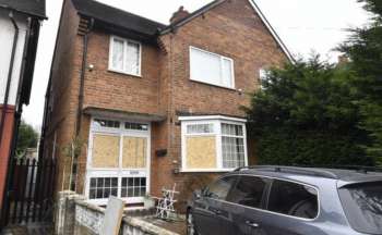 „Myśleliśmy, że umrzemy”. Dom ostrzelany przez gang ze strzelbami. W środku spały dzieci